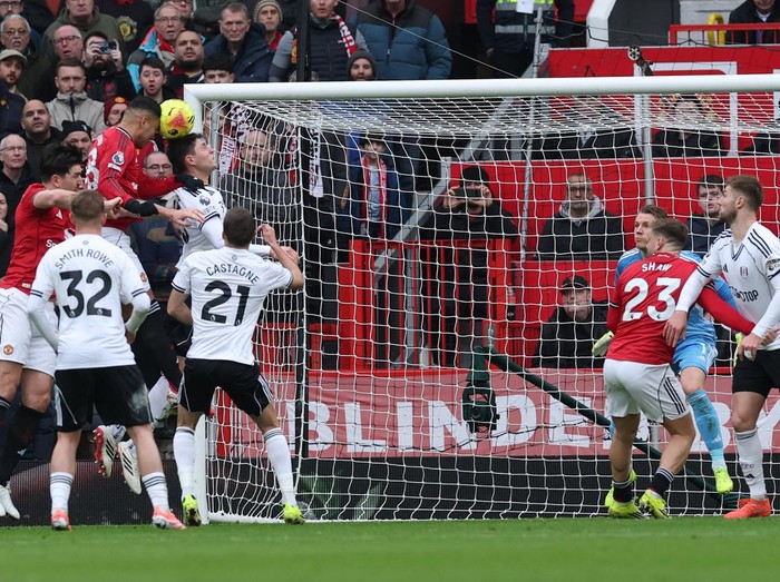 Soccer Football - Premier League - Manchester United v Fulham - Old Trafford, Manchester, Britain - February 1, 2026 Manchester United's Casemiro scores their first goal REUTERS/Phil Noble EDITORIAL USE ONLY. NO USE WITH UNAUTHORIZED AUDIO, VIDEO, DATA, FIXTURE LISTS, CLUB/LEAGUE LOGOS OR 'LIVE' SERVICES. ONLINE IN-MATCH USE LIMITED TO 120 IMAGES, NO VIDEO EMULATION. NO USE IN BETTING, GAMES OR SINGLE CLUB/LEAGUE/PLAYER PUBLICATIONS. PLEASE CONTACT YOUR ACCOUNT REPRESENTATIVE FOR FURTHER DETAILS..