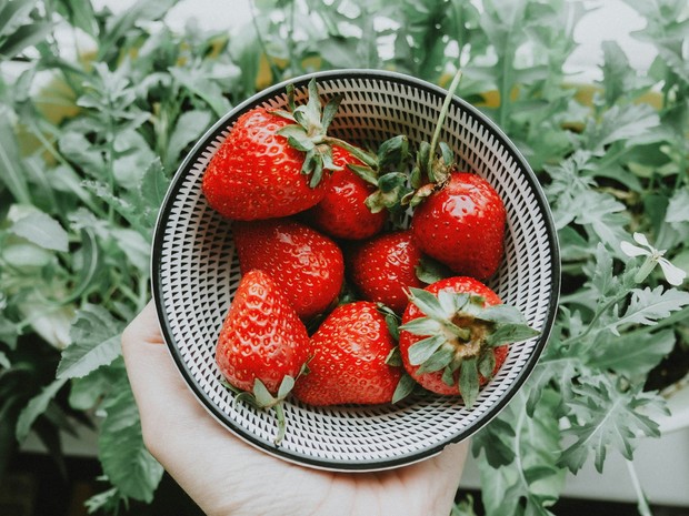 Stroberi, makanan simbol cinta yang menyerupai hati/Foto: Unsplash.com/Anastasia Zhenina Stroberi menjadi makanan simbol cinta karena bentuk fisiknya yang menyerupai hati dan sejarahnya sebagai hidangan pengantin di Prancis.