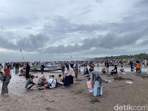 Pantai Pangandaran Semrawut, Dipenuhi Pedagang-Persewaan Kuda