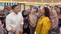 Momen Penuh Canda Susi Pudjiastuti Temui Seskab Teddy, Dibawain Cokelat