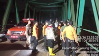 Pekerja Renovasi Jembatan Leuwiranji Bogor Jatuh ke Sungai, Tim SAR Telusuri