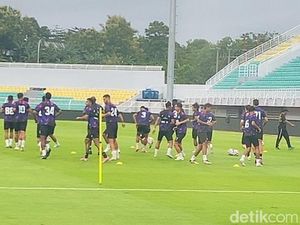 Dejan Antonic Bawa 23 Pemain Semen Padang ke Markas PSM Makassar