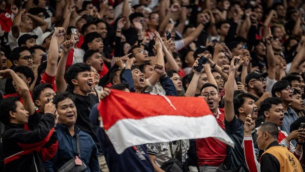 Suporter bersorak mendukung Timnas Futsal Indonesia saat melawan Irak pada pertandingan grup A AFC Futsal Asian Cup 2026 di Indonesia Arena, Senayan, Jakarta, Sabtu (31/1/2026). Timnas Futsal Indonesia ditahan imbang Irak dengan skor akhir 1-1. ANTARA FOTO/Bayu Pratama S/nz