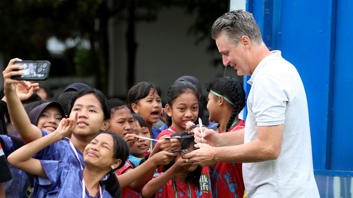 Timo Scheunemann memantau bakat muda sepakbola putri. (Foto: dok. Soccer Challenge)