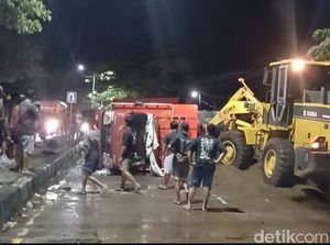 Truk Terbalik di Pangkep Dievakuasi Usai 15 Jam Tutupi Jalan, Lalin Normal