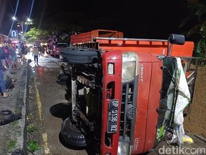 Truk Terbalik di Pangkep 13 Jam Tutup 1 Lajur Jalan, Lalu Lintas Macet 2 Km