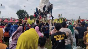 Berebut Tumpeng Tempe, Tradisi Unik Sambut Ramadan di Sidoarjo