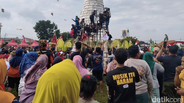 Berebut Tumpeng Tempe, Tradisi Unik Sambut Ramadan di Sidoarjo