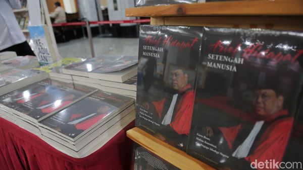 Arief Hidayat Luncurkan Buku Jelang Pensiun dari MK