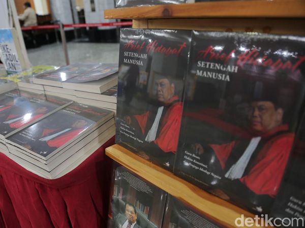 Arief Hidayat Luncurkan Buku Jelang Pensiun dari MK