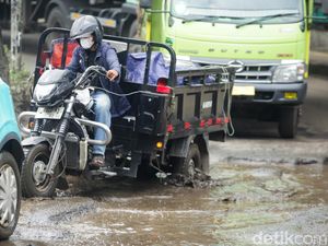 Aspal Rontok, Jalan Mitra Bahari Jadi Ancaman Pengendara