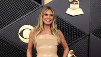 Heidi Klum Pakai Baju 'Nude' Ketat di Grammy 2026, Susah Jalan di Karpet Merah