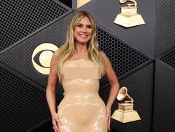 Heidi Klum Pakai Baju Nude Ketat di Grammy 2026, Susah Jalan di Karpet Merah