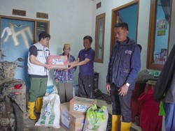 BRI Peduli Turun ke Cisarua, Relawan Rawat Masjid di Lokasi Pengungsian