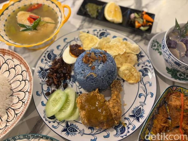 Kopitiam Melayu-Peranakan Ini Punya Nasi Lemak Biru hingga Kwetiau Smoky