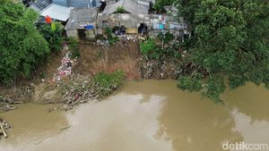 Enam Rumah Warga di Bantaran Kali Bekasi Rusak Diterjang Longsor