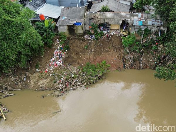 Enam Rumah Warga di Bantaran Kali Bekasi Rusak Diterjang Longsor