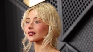 Pesona Baby Blush Sabrina Carpenter hingga Bob Curly Rose di Grammy 2026