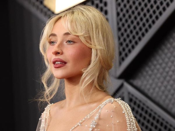 Pesona Baby Blush Sabrina Carpenter hingga Bob Curly Rose di Grammy 2026