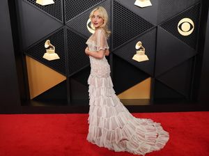 Sabrina Carpenter Ungkap Sulit Cari Baju karena Tubuh Pendek