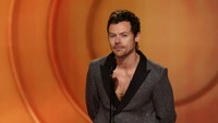 Heboh Harry Styles Tiba-tiba Ambruk saat Konser, Ternyata karena Tersedak