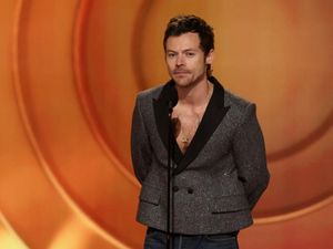 Harry Styles Tampil Nyentrik di Grammy 2026, Padukan Blazer dan Ballet Flats