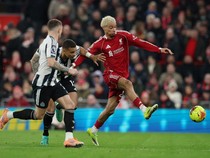 Rooney: Isak Seharusnya Khawatir dengan Performa Ekitike