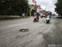 Jalan Raya Demak-Kudus Rusak Parah, Banyak Pemotor Jatuh gegara Lubang