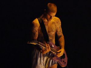 Video Justin Bieber Cuma Pakai Celana Boxer di Panggung Grammy Awards 2026