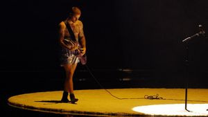 Justin Bieber dan Boxernya saat Latunkan Yukon di Grammy 2026