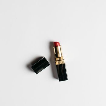 Warna berry hingga plum juga bisa membuat penampilan lebih awet muda