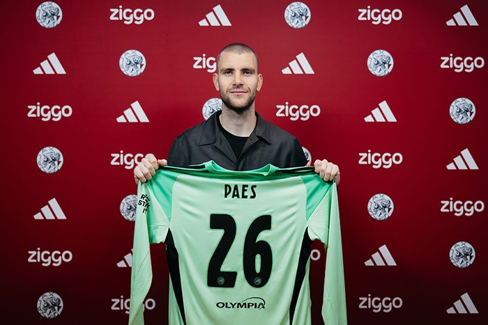 Klub raksasa Belanda Ajax Amsterdam resmi menggaet kiper Timnas Indonesia Maarten Paes. Kontrak berdurasi 3,5 tahun disepakati.

Kabar transfer Maarten Paes diumumkan Ajax, Senin (2/1/2026) malam WIB. De Godzenonden menebusnya dari klub MLS FC Dallas dengan biaya yang tidak disebutkan.