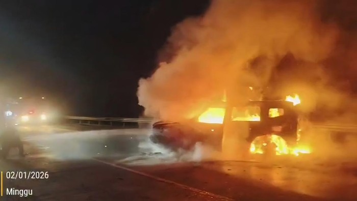 JETOUR Terbakar Usai Tabrakan di Tol Jagorawi, Dua Orang Terluka