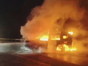 Video: JETOUR Terbakar Usai Kecelakaan dengan BMW di Tol Jagorawi