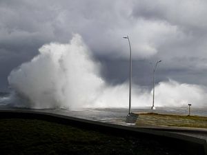 Ombak Besar Terjang Malecon, Havana Terendam