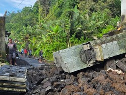Pagar, Gapura hingga Tugu Karang Warga Karangasem Ambruk hingga Tutupi Jalan