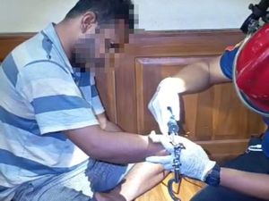 Borgol Tahanan Kebelet BAB Macet, Damkar Rembang Turun Tangan