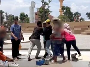 Gempar 2 Emak-emak Pedagang Mainan Anak Tengkar di Alun-alun Sidoarjo