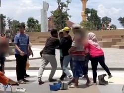 Gempar 2 Emak-emak Pedagang Mainan Anak Tengkar di Alun-alun Sidoarjo