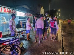 Pria di Depok Live TikTok Karaoke di Badan Jalan Bikin Warga Waswas