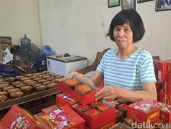 Intip Kesibukan Dapur Produsen Kue Keranjang di Surabaya Jelang Imlek