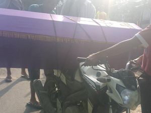 Jalan Rusak Parah, Peti Jenazah di Sikka Dibawa Pakai Motor lalu Dipikul