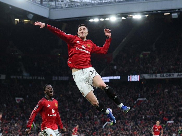 Soccer Football - Premier League - Manchester United v Fulham - Old Trafford, Manchester, Britain - February 1, 2026 Manchester United's Benjamin Sesko celebrates scoring their third goal with Kobbie Mainoo REUTERS/Phil Noble EDITORIAL USE ONLY. NO USE WITH UNAUTHORIZED AUDIO, VIDEO, DATA, FIXTURE LISTS, CLUB/LEAGUE LOGOS OR 'LIVE' SERVICES. ONLINE IN-MATCH USE LIMITED TO 120 IMAGES, NO VIDEO EMULATION. NO USE IN BETTING, GAMES OR SINGLE CLUB/LEAGUE/PLAYER PUBLICATIONS. PLEASE CONTACT YOUR ACCOUNT REPRESENTATIVE FOR FURTHER DETAILS..