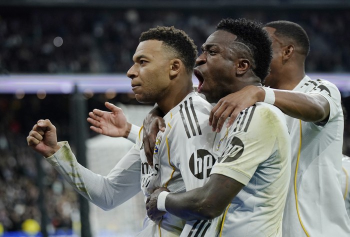 Soccer Football - LaLiga - Real Madrid v Rayo Vallecano - Santiago Bernabeu, Madrid, Spain - February 1, 2026 Real Madrids Kylian Mbappe celebrates scoring their second goal with Vinicius Junior REUTERS/Ana Beltran