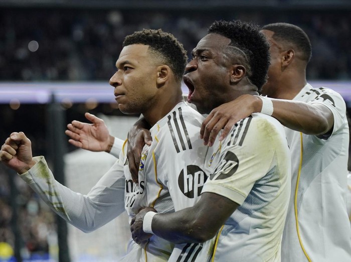Soccer Football - LaLiga - Real Madrid v Rayo Vallecano - Santiago Bernabeu, Madrid, Spain - February 1, 2026 Real Madrid's Kylian Mbappe celebrates scoring their second goal with Vinicius Junior REUTERS/Ana Beltran