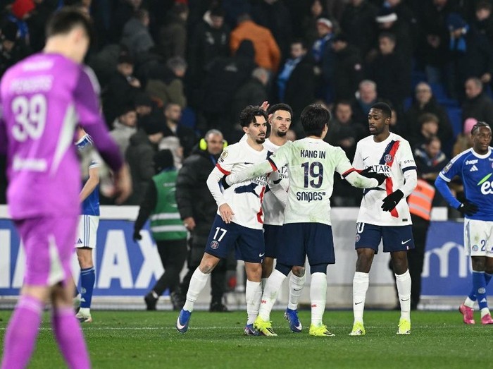 PSG players including Paris Saint-Germain's Portuguese midfielder #17 Vitinha, Paris Saint-Germain's French midfielder #33 Warren Zaire-Emery, Paris Saint-Germain's South Korean midfielder #19 Lee Kang-in and Paris Saint-Germain's French forward #10 Ousmane Dembele celebrate winning the French L1 football match between RC Strasbourg Alsace and Paris Saint-Germain (PSG) at the Stade de la Meinau in Strasbourg, eastern France, on February 1, 2026. (Photo by SEBASTIEN BOZON / AFP)