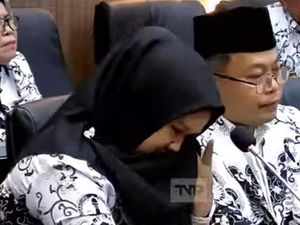Tangisan Guru Honorer Tumpahkan Keluhan di Senayan