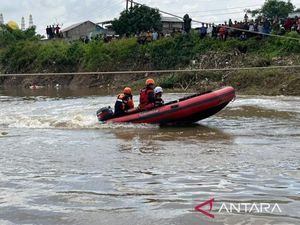 Pria Jatuh ke Kali Bekasi, Tim SAR Gabungan Sisir Lokasi