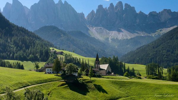 Keindahan Gereja di Desa Italia yang Diserbu Turis