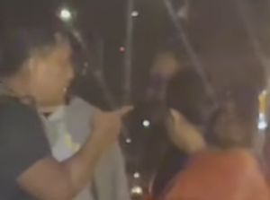 Momen Pria di Makassar Pukul Pasutri gegara Mobil Senggolan di Jalan